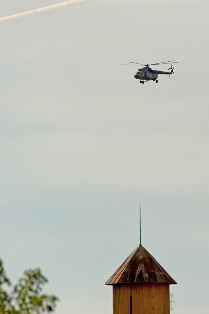 Gödöllõ, 2016. szeptember 18. A szolnoki légi kutató-mentõ szolgálat helikoptere légi felderítést végez a Gödöllõ és Isaszeg közötti terület felett, ahol két kisrepülõgép ütközött össze 2016. szeptember 18-án. Az egyik gépben két felnõtt és egy gyerek utazott, mindhárman szörnyethaltak. A másik kisrepülõben csak a pilóta ült, aki életét vesztette. MTI Fotó: Lakatos Péter